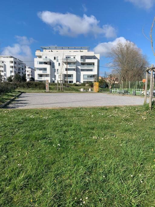 Appartement T3 A Avec Terrasse De 14 M2 *